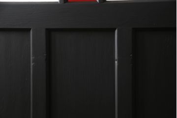 ガラス戸2枚をリペア&カスタム!高さをリサイズし、脚を取り付け衝立にリメイク。指定箇所にダイヤガラスと色ガラスを取り付け、本体はマットブラックにペイント。(仕切り戸、パーテーション)