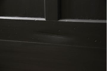 ガラス戸2枚をリペア&カスタム!高さをリサイズし、脚を取り付け衝立にリメイク。指定箇所にダイヤガラスと色ガラスを取り付け、本体はマットブラックにペイント。(仕切り戸、パーテーション)