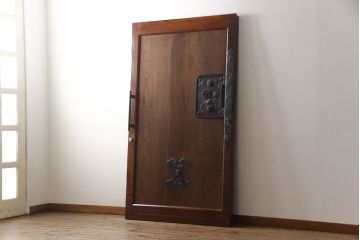 蔵戸をリペア&カスタム!高さと幅をリサイズし、アイアン製のドアハンドルを取り付け。戸枠を製作し、蔵戸を戸枠に合わせた上下の加工。既存の色味を活かして着色。(引き戸、玄関戸、板戸)