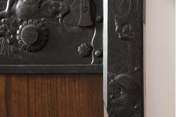 蔵戸をリペア&カスタム!高さと幅をリサイズし、アイアン製のドアハンドルを取り付け。戸枠を製作し、蔵戸を戸枠に合わせた上下の加工。既存の色味を活かして着色。(引き戸、玄関戸、板戸)
