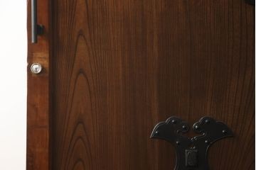 蔵戸をリペア&カスタム!高さと幅をリサイズし、アイアン製のドアハンドルを取り付け。戸枠を製作し、蔵戸を戸枠に合わせた上下の加工。既存の色味を活かして着色。(引き戸、玄関戸、板戸)