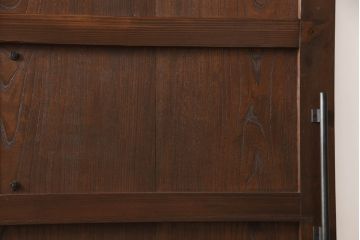 蔵戸をリペア&カスタム!高さと幅をリサイズし、アイアン製のドアハンドルを取り付け。戸枠を製作し、蔵戸を戸枠に合わせた上下の加工。既存の色味を活かして着色。(引き戸、玄関戸、板戸)
