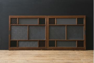 ガラス戸2枚をリペア&カスタム!ご要望通りにリサイズし、戸車、引き手、差し込み錠を取り付け。ガラスは四隅を色ガラスに差し替え、当店オーダー家具を参考に着色。(引き戸、建具、窓)