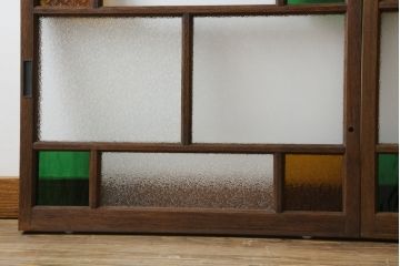 ガラス戸2枚をリペア&カスタム!ご要望通りにリサイズし、戸車、引き手、差し込み錠を取り付け。ガラスは四隅を色ガラスに差し替え、当店オーダー家具を参考に着色。(引き戸、建具、窓)