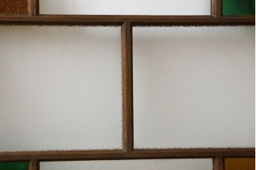 ガラス戸2枚をリペア&カスタム!ご要望通りにリサイズし、戸車、引き手、差し込み錠を取り付け。ガラスは四隅を色ガラスに差し替え、当店オーダー家具を参考に着色。(引き戸、建具、窓)