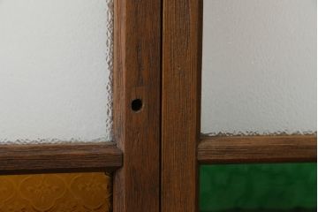 ガラス戸2枚をリペア&カスタム!ご要望通りにリサイズし、戸車、引き手、差し込み錠を取り付け。ガラスは四隅を色ガラスに差し替え、当店オーダー家具を参考に着色。(引き戸、建具、窓)