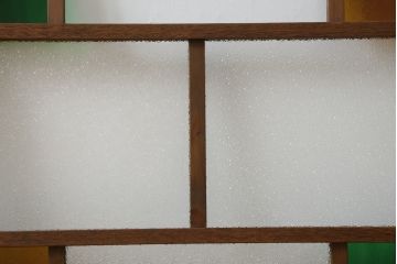 ガラス戸2枚をリペア&カスタム!ご要望通りにリサイズし、戸車、引き手、差し込み錠を取り付け。ガラスは四隅を色ガラスに差し替え、当店オーダー家具を参考に着色。(引き戸、建具、窓)