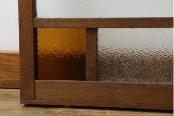 ガラス戸2枚をリペア&カスタム!ご要望通りにリサイズし、戸車、引き手、差し込み錠を取り付け。ガラスは四隅を色ガラスに差し替え、当店オーダー家具を参考に着色。(引き戸、建具、窓)
