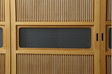 裏障子付き格子戸4枚をリペア&カスタム!高さと幅をリサイズし、V字戸車を取り付け。障子を張り替え、中央部分のガラスを変わり花菱ガラスに交換し、色味は本体に合わせて着色。(建具、引き戸、ガラス帯戸、障子戸)