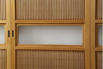 裏障子付き格子戸4枚をリペア&カスタム!高さと幅をリサイズし、V字戸車を取り付け。障子を張り替え、中央部分のガラスを変わり花菱ガラスに交換し、色味は本体に合わせて着色。(建具、引き戸、ガラス帯戸、障子戸)