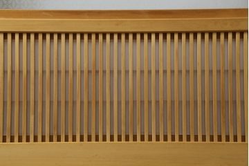 裏障子付き格子戸4枚をリペア&カスタム!高さと幅をリサイズし、V字戸車を取り付け。障子を張り替え、中央部分のガラスを変わり花菱ガラスに交換し、色味は本体に合わせて着色。(建具、引き戸、ガラス帯戸、障子戸)