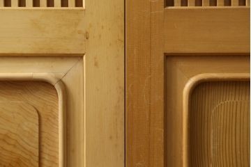 裏障子付き格子戸4枚をリペア&カスタム!高さと幅をリサイズし、V字戸車を取り付け。障子を張り替え、中央部分のガラスを変わり花菱ガラスに交換し、色味は本体に合わせて着色。(建具、引き戸、ガラス帯戸、障子戸)