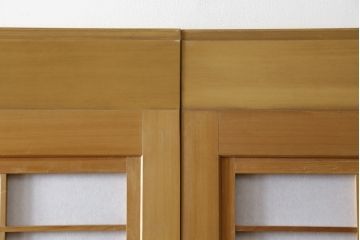 裏障子付き格子戸4枚をリペア&カスタム!高さと幅をリサイズし、V字戸車を取り付け。障子を張り替え、中央部分のガラスを変わり花菱ガラスに交換し、色味は本体に合わせて着色。(建具、引き戸、ガラス帯戸、障子戸)