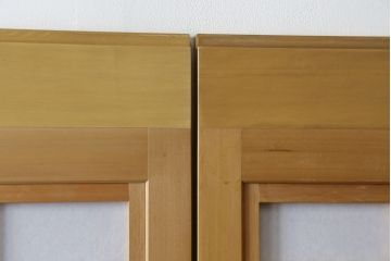 裏障子付き格子戸4枚をリペア&カスタム!高さと幅をリサイズし、V字戸車を取り付け。障子を張り替え、中央部分のガラスを変わり花菱ガラスに交換し、色味は本体に合わせて着色。(建具、引き戸、ガラス帯戸、障子戸)