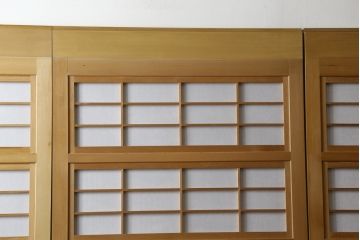 裏障子付き格子戸4枚をリペア&カスタム!高さと幅をリサイズし、V字戸車を取り付け。障子を張り替え、中央部分のガラスを変わり花菱ガラスに交換し、色味は本体に合わせて着色。(建具、引き戸、ガラス帯戸、障子戸)