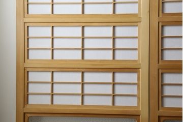 裏障子付き格子戸4枚をリペア&カスタム!高さと幅をリサイズし、V字戸車を取り付け。障子を張り替え、中央部分のガラスを変わり花菱ガラスに交換し、色味は本体に合わせて着色。(建具、引き戸、ガラス帯戸、障子戸)