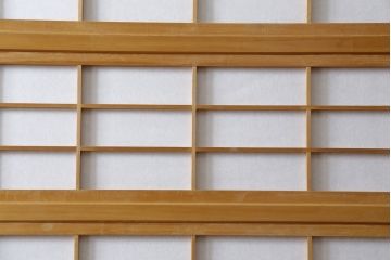 裏障子付き格子戸4枚をリペア&カスタム!高さと幅をリサイズし、V字戸車を取り付け。障子を張り替え、中央部分のガラスを変わり花菱ガラスに交換し、色味は本体に合わせて着色。(建具、引き戸、ガラス帯戸、障子戸)