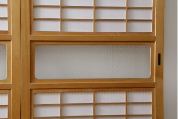 裏障子付き格子戸4枚をリペア&カスタム!高さと幅をリサイズし、V字戸車を取り付け。障子を張り替え、中央部分のガラスを変わり花菱ガラスに交換し、色味は本体に合わせて着色。(建具、引き戸、ガラス帯戸、障子戸)