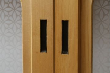 裏障子付き格子戸4枚をリペア&カスタム!高さと幅をリサイズし、V字戸車を取り付け。障子を張り替え、中央部分のガラスを変わり花菱ガラスに交換し、色味は本体に合わせて着色。(建具、引き戸、ガラス帯戸、障子戸)