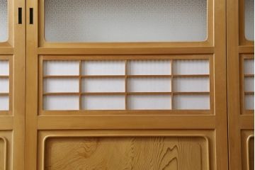 裏障子付き格子戸4枚をリペア&カスタム!高さと幅をリサイズし、V字戸車を取り付け。障子を張り替え、中央部分のガラスを変わり花菱ガラスに交換し、色味は本体に合わせて着色。(建具、引き戸、ガラス帯戸、障子戸)