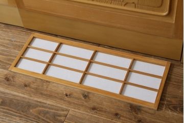 裏障子付き格子戸4枚をリペア&カスタム!高さと幅をリサイズし、V字戸車を取り付け。障子を張り替え、中央部分のガラスを変わり花菱ガラスに交換し、色味は本体に合わせて着色。(建具、引き戸、ガラス帯戸、障子戸)