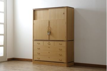 総桐箪笥の見た目を変えずに綺麗にリペア!すべての金具を取り外し、本体の表面についている砥の粉を落として洗い出し作業。引き出しや扉等の可動部の調整をし、蜜蝋ワックスにて仕上げ。(桐たんす、着物箪笥、引き出し、衣装箪笥、チェスト)