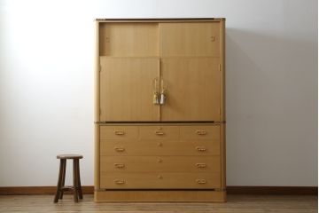 総桐箪笥の見た目を変えずに綺麗にリペア!すべての金具を取り外し、本体の表面についている砥の粉を落として洗い出し作業。引き出しや扉等の可動部の調整をし、蜜蝋ワックスにて仕上げ。(桐たんす、着物箪笥、引き出し、衣装箪笥、チェスト)