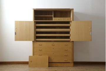 総桐箪笥の見た目を変えずに綺麗にリペア!すべての金具を取り外し、本体の表面についている砥の粉を落として洗い出し作業。引き出しや扉等の可動部の調整をし、蜜蝋ワックスにて仕上げ。(桐たんす、着物箪笥、引き出し、衣装箪笥、チェスト)