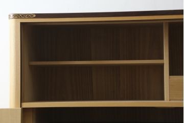 総桐箪笥の見た目を変えずに綺麗にリペア!すべての金具を取り外し、本体の表面についている砥の粉を落として洗い出し作業。引き出しや扉等の可動部の調整をし、蜜蝋ワックスにて仕上げ。(桐たんす、着物箪笥、引き出し、衣装箪笥、チェスト)