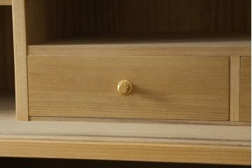 総桐箪笥の見た目を変えずに綺麗にリペア!すべての金具を取り外し、本体の表面についている砥の粉を落として洗い出し作業。引き出しや扉等の可動部の調整をし、蜜蝋ワックスにて仕上げ。(桐たんす、着物箪笥、引き出し、衣装箪笥、チェスト)