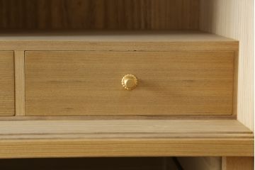 総桐箪笥の見た目を変えずに綺麗にリペア!すべての金具を取り外し、本体の表面についている砥の粉を落として洗い出し作業。引き出しや扉等の可動部の調整をし、蜜蝋ワックスにて仕上げ。(桐たんす、着物箪笥、引き出し、衣装箪笥、チェスト)