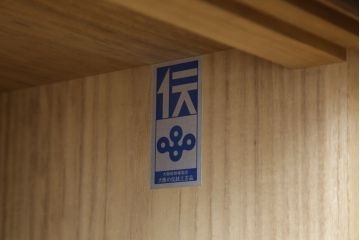総桐箪笥の見た目を変えずに綺麗にリペア!すべての金具を取り外し、本体の表面についている砥の粉を落として洗い出し作業。引き出しや扉等の可動部の調整をし、蜜蝋ワックスにて仕上げ。(桐たんす、着物箪笥、引き出し、衣装箪笥、チェスト)