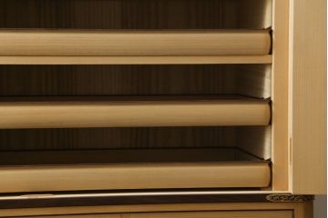 総桐箪笥の見た目を変えずに綺麗にリペア!すべての金具を取り外し、本体の表面についている砥の粉を落として洗い出し作業。引き出しや扉等の可動部の調整をし、蜜蝋ワックスにて仕上げ。(桐たんす、着物箪笥、引き出し、衣装箪笥、チェスト)
