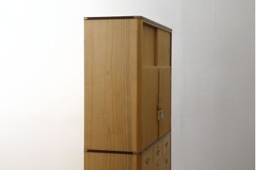 総桐箪笥の見た目を変えずに綺麗にリペア!すべての金具を取り外し、本体の表面についている砥の粉を落として洗い出し作業。引き出しや扉等の可動部の調整をし、蜜蝋ワックスにて仕上げ。(桐たんす、着物箪笥、引き出し、衣装箪笥、チェスト)