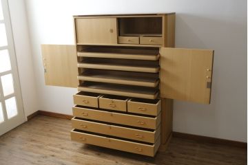 総桐箪笥の見た目を変えずに綺麗にリペア!すべての金具を取り外し、本体の表面についている砥の粉を落として洗い出し作業。引き出しや扉等の可動部の調整をし、蜜蝋ワックスにて仕上げ。(桐たんす、着物箪笥、引き出し、衣装箪笥、チェスト)