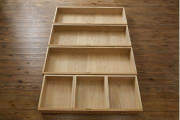 総桐箪笥の見た目を変えずに綺麗にリペア!すべての金具を取り外し、本体の表面についている砥の粉を落として洗い出し作業。引き出しや扉等の可動部の調整をし、蜜蝋ワックスにて仕上げ。(桐たんす、着物箪笥、引き出し、衣装箪笥、チェスト)