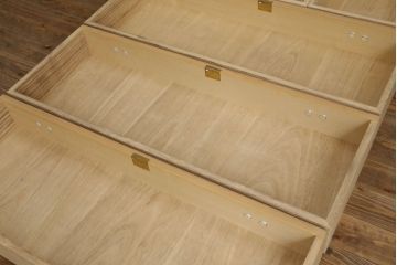 総桐箪笥の見た目を変えずに綺麗にリペア!すべての金具を取り外し、本体の表面についている砥の粉を落として洗い出し作業。引き出しや扉等の可動部の調整をし、蜜蝋ワックスにて仕上げ。(桐たんす、着物箪笥、引き出し、衣装箪笥、チェスト)