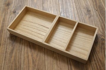 総桐箪笥の見た目を変えずに綺麗にリペア!すべての金具を取り外し、本体の表面についている砥の粉を落として洗い出し作業。引き出しや扉等の可動部の調整をし、蜜蝋ワックスにて仕上げ。(桐たんす、着物箪笥、引き出し、衣装箪笥、チェスト)