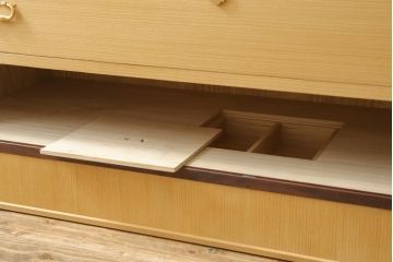 総桐箪笥の見た目を変えずに綺麗にリペア!すべての金具を取り外し、本体の表面についている砥の粉を落として洗い出し作業。引き出しや扉等の可動部の調整をし、蜜蝋ワックスにて仕上げ。(桐たんす、着物箪笥、引き出し、衣装箪笥、チェスト)