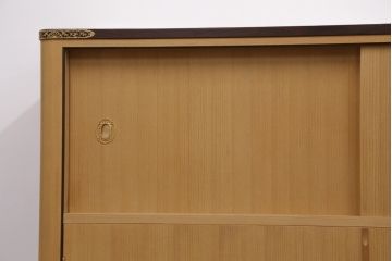 総桐箪笥の見た目を変えずに綺麗にリペア!すべての金具を取り外し、本体の表面についている砥の粉を落として洗い出し作業。引き出しや扉等の可動部の調整をし、蜜蝋ワックスにて仕上げ。(桐たんす、着物箪笥、引き出し、衣装箪笥、チェスト)