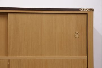 総桐箪笥の見た目を変えずに綺麗にリペア!すべての金具を取り外し、本体の表面についている砥の粉を落として洗い出し作業。引き出しや扉等の可動部の調整をし、蜜蝋ワックスにて仕上げ。(桐たんす、着物箪笥、引き出し、衣装箪笥、チェスト)