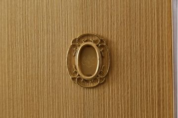 総桐箪笥の見た目を変えずに綺麗にリペア!すべての金具を取り外し、本体の表面についている砥の粉を落として洗い出し作業。引き出しや扉等の可動部の調整をし、蜜蝋ワックスにて仕上げ。(桐たんす、着物箪笥、引き出し、衣装箪笥、チェスト)