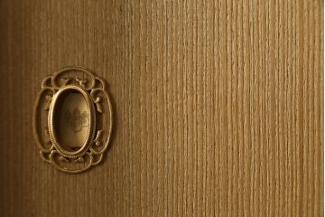 総桐箪笥の見た目を変えずに綺麗にリペア!すべての金具を取り外し、本体の表面についている砥の粉を落として洗い出し作業。引き出しや扉等の可動部の調整をし、蜜蝋ワックスにて仕上げ。(桐たんす、着物箪笥、引き出し、衣装箪笥、チェスト)