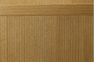 総桐箪笥の見た目を変えずに綺麗にリペア!すべての金具を取り外し、本体の表面についている砥の粉を落として洗い出し作業。引き出しや扉等の可動部の調整をし、蜜蝋ワックスにて仕上げ。(桐たんす、着物箪笥、引き出し、衣装箪笥、チェスト)