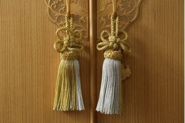 総桐箪笥の見た目を変えずに綺麗にリペア!すべての金具を取り外し、本体の表面についている砥の粉を落として洗い出し作業。引き出しや扉等の可動部の調整をし、蜜蝋ワックスにて仕上げ。(桐たんす、着物箪笥、引き出し、衣装箪笥、チェスト)