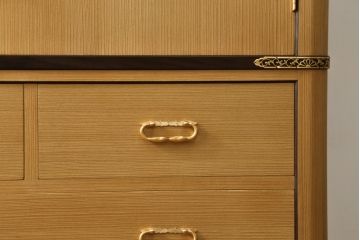 総桐箪笥の見た目を変えずに綺麗にリペア!すべての金具を取り外し、本体の表面についている砥の粉を落として洗い出し作業。引き出しや扉等の可動部の調整をし、蜜蝋ワックスにて仕上げ。(桐たんす、着物箪笥、引き出し、衣装箪笥、チェスト)