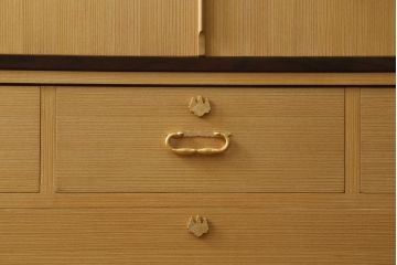 総桐箪笥の見た目を変えずに綺麗にリペア!すべての金具を取り外し、本体の表面についている砥の粉を落として洗い出し作業。引き出しや扉等の可動部の調整をし、蜜蝋ワックスにて仕上げ。(桐たんす、着物箪笥、引き出し、衣装箪笥、チェスト)