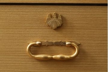 総桐箪笥の見た目を変えずに綺麗にリペア!すべての金具を取り外し、本体の表面についている砥の粉を落として洗い出し作業。引き出しや扉等の可動部の調整をし、蜜蝋ワックスにて仕上げ。(桐たんす、着物箪笥、引き出し、衣装箪笥、チェスト)