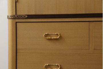 総桐箪笥の見た目を変えずに綺麗にリペア!すべての金具を取り外し、本体の表面についている砥の粉を落として洗い出し作業。引き出しや扉等の可動部の調整をし、蜜蝋ワックスにて仕上げ。(桐たんす、着物箪笥、引き出し、衣装箪笥、チェスト)