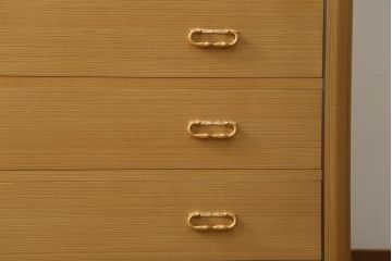 総桐箪笥の見た目を変えずに綺麗にリペア!すべての金具を取り外し、本体の表面についている砥の粉を落として洗い出し作業。引き出しや扉等の可動部の調整をし、蜜蝋ワックスにて仕上げ。(桐たんす、着物箪笥、引き出し、衣装箪笥、チェスト)